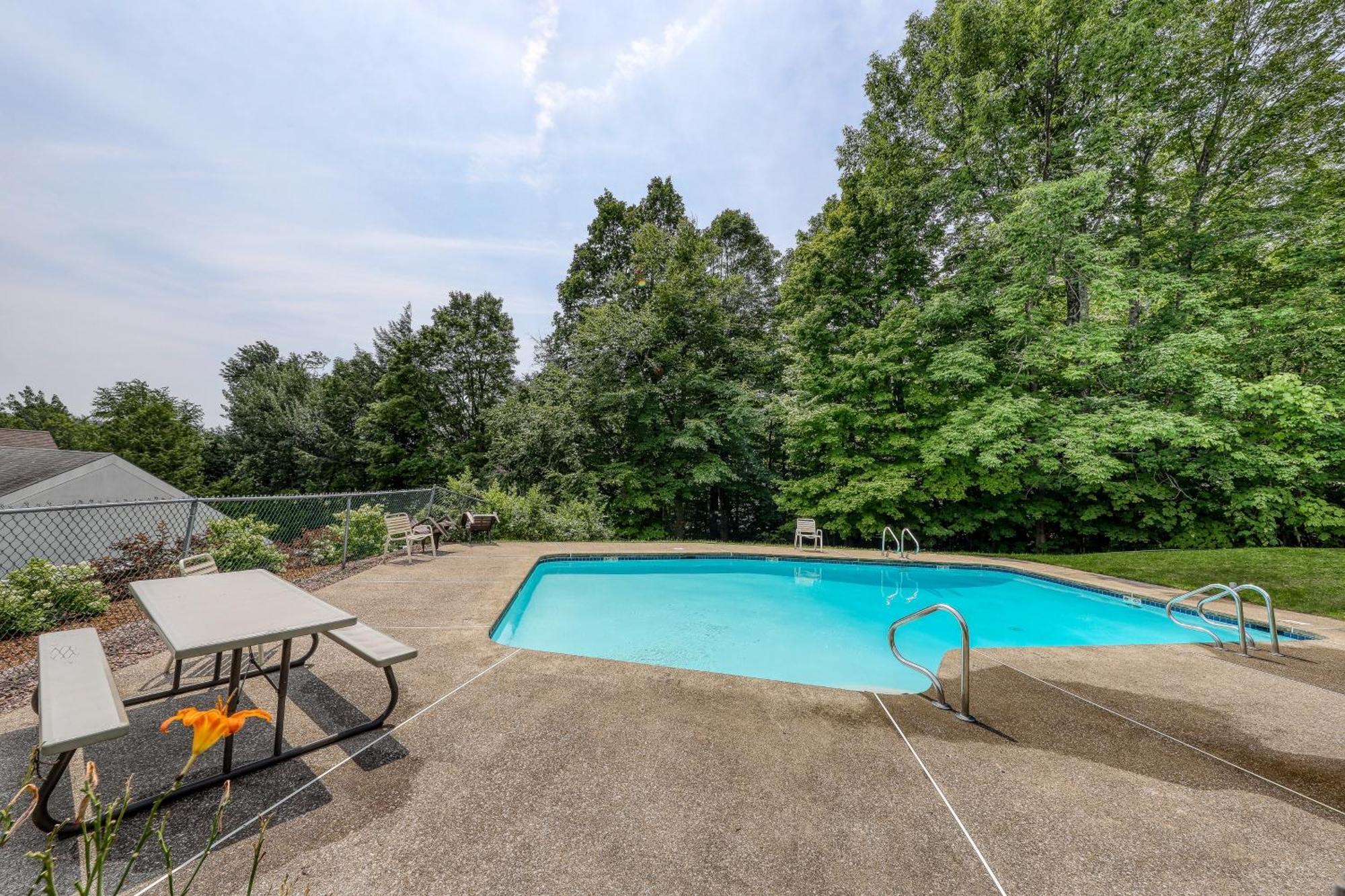 Mountain Breeze Getaway Condos Warren Room photo