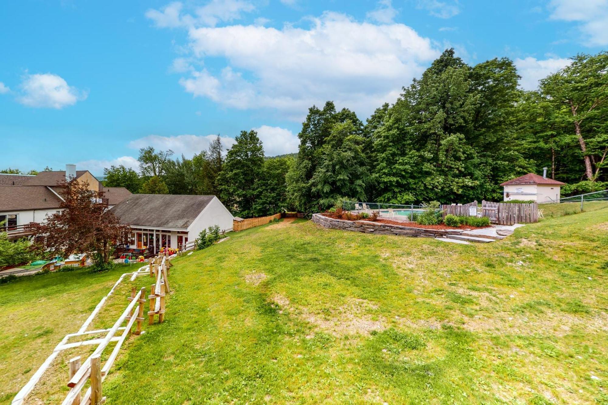 Mountain Breeze Getaway Condos Warren Room photo
