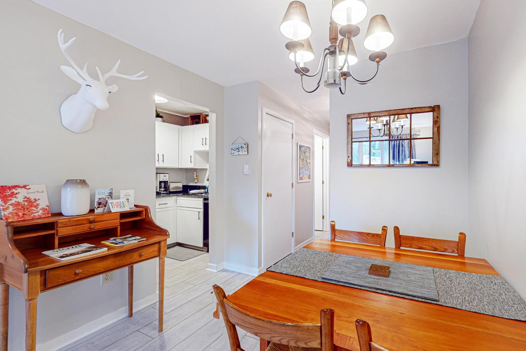 Mountain Breeze Getaway Condos Warren Room photo